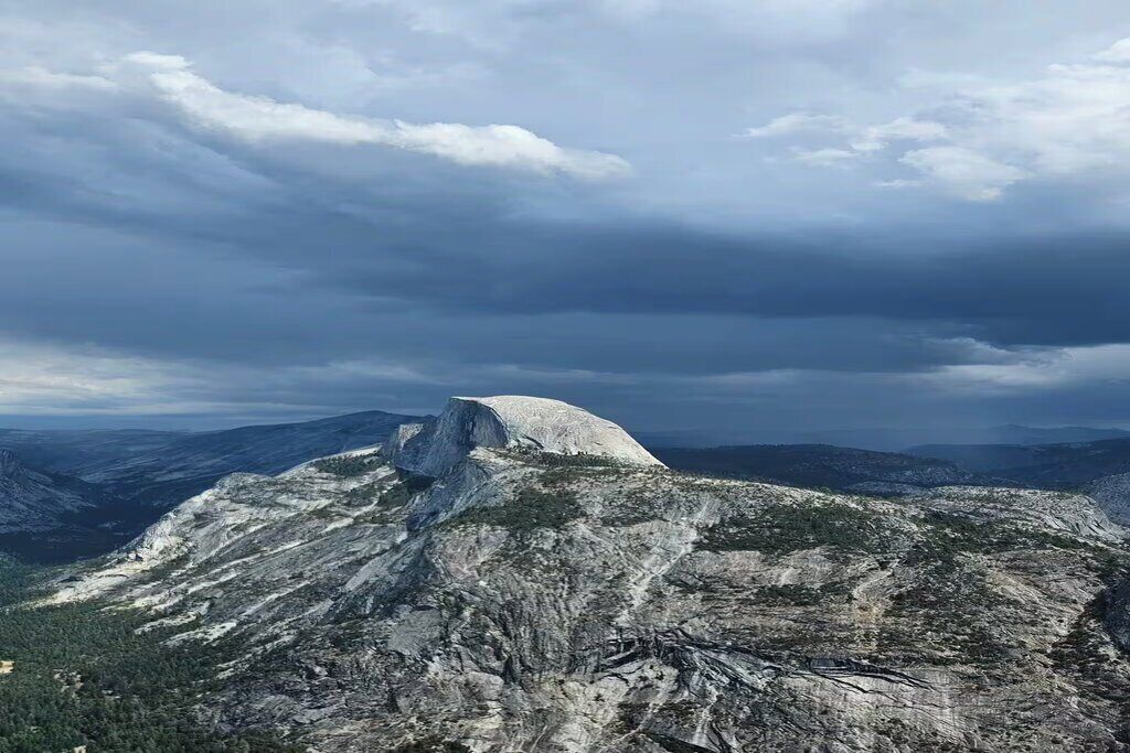Una montaña con un pico destacado y un valle al fondo.