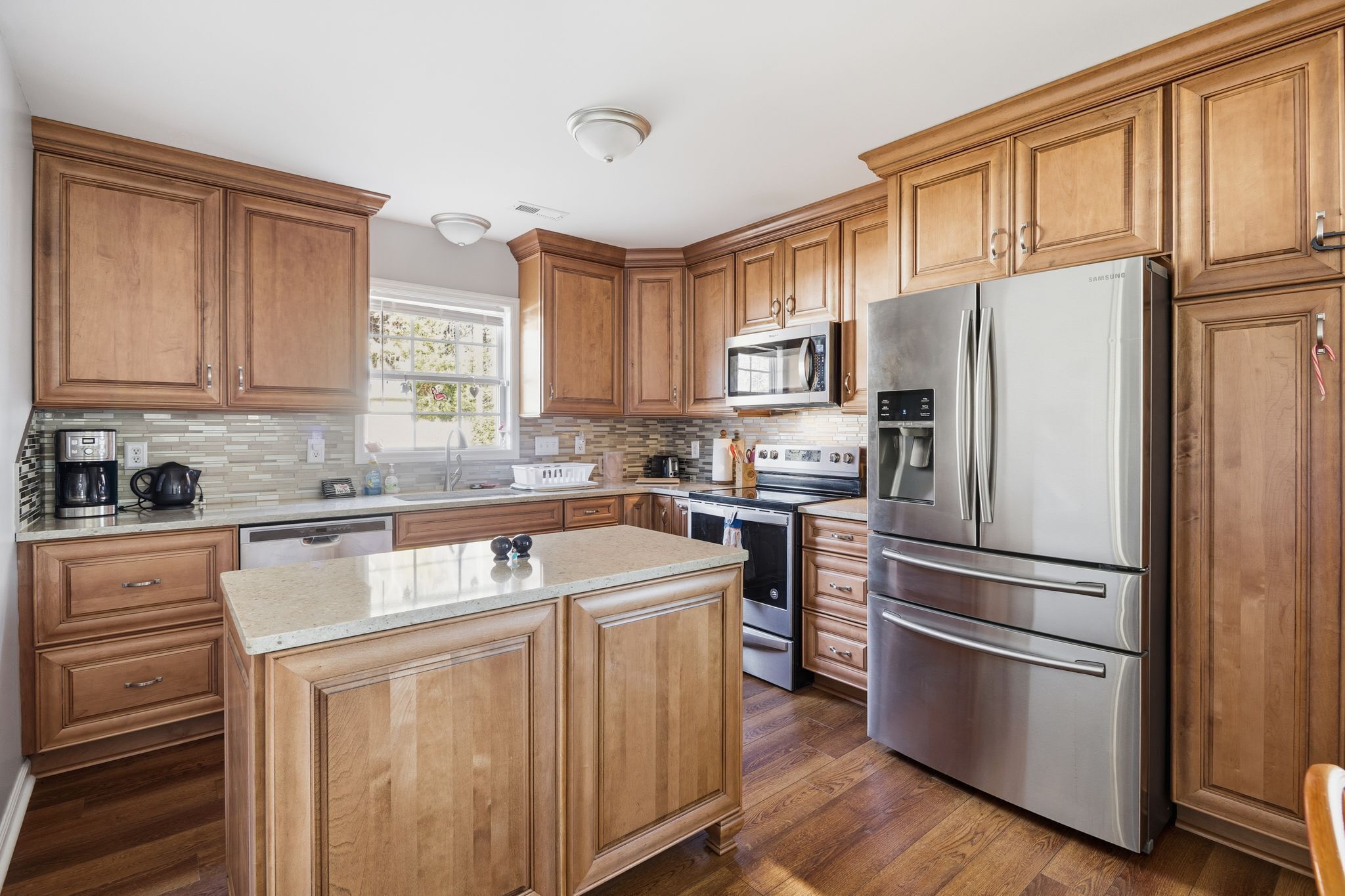 Réfrigérateur, four à micro-ondes, un four, surface de cuisson