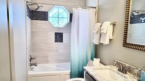 Une salle de bain avec une baignoire, des toilettes et un lavabo.