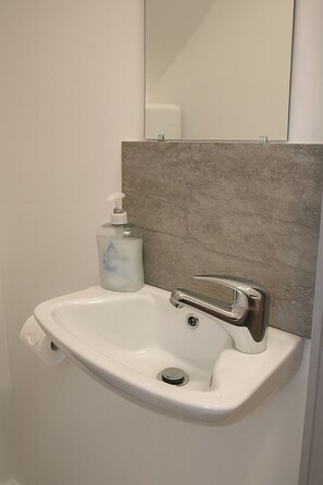 Bathroom - The GreenHouse Capules (London)