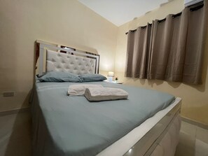 2 عدّة غرف نوم وواي فاي مجانًا وملاءات أسرّة