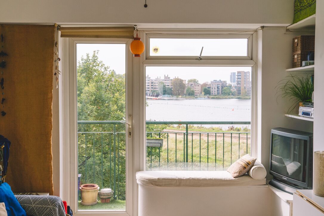 TV, fireplace, DVD player, books