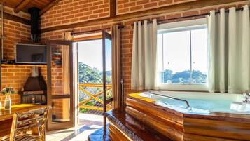 Chalé luxo, sacada, vista para a montanha | Wi-Fi de cortesia, roupa de cama