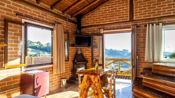 Chalé luxo, sacada, vista para a montanha | Wi-Fi de cortesia, roupa de cama