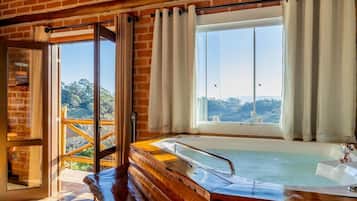 Chalé luxo, sacada, vista para a montanha | Wi-Fi de cortesia, roupa de cama