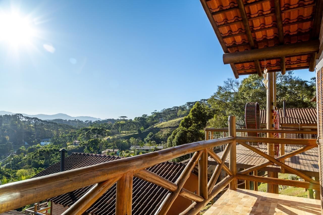 Un balcón de madera con vistas a un paisaje montañoso.