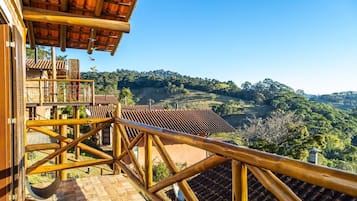 Chalé luxo, sacada, vista para a montanha | Vista do quarto