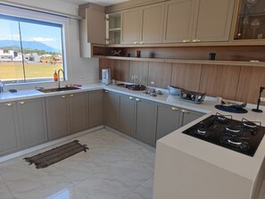 Private kitchen - Beautiful 3-bedroom penthouse near Campeche beach. (Florianópolis)