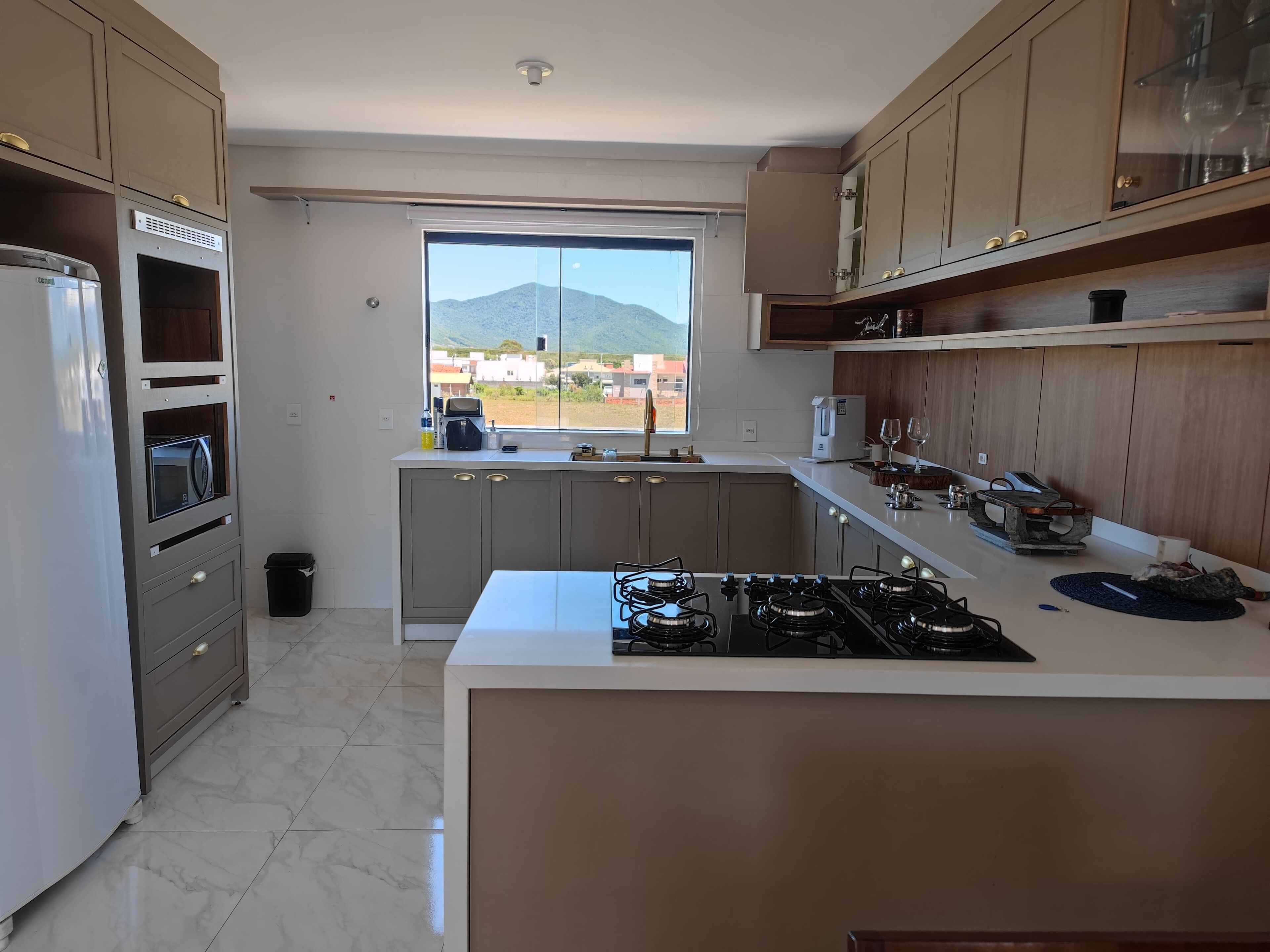 Refrigerador, microondas, parrilla de estufa y tetera eléctrica 