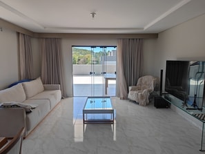 Living area - Beautiful 3-bedroom penthouse near Campeche beach. (Florianópolis)