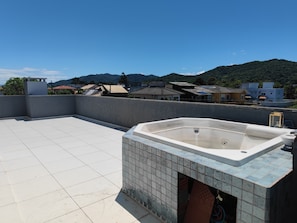 Terrace/patio - Beautiful 3-bedroom penthouse near Campeche beach. (Florianópolis)