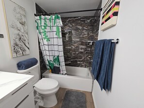 Haartrockner, Handtücher, Seife, Toilettenpapier