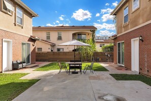 Outdoor dining - Prime Location - Spacious 3BD 2.5 BA - King Bed - 2,100+ sq feet (San Gabriel)