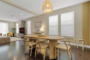 Dining - Prime Location - Spacious 3BD 2.5 BA - King Bed - 2,100+ sq feet (San Gabriel)