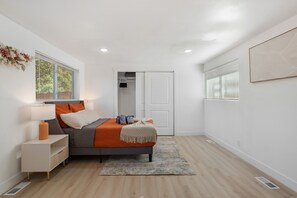 4 habitaciones, tabla de planchar con plancha, wifi y ropa de cama 