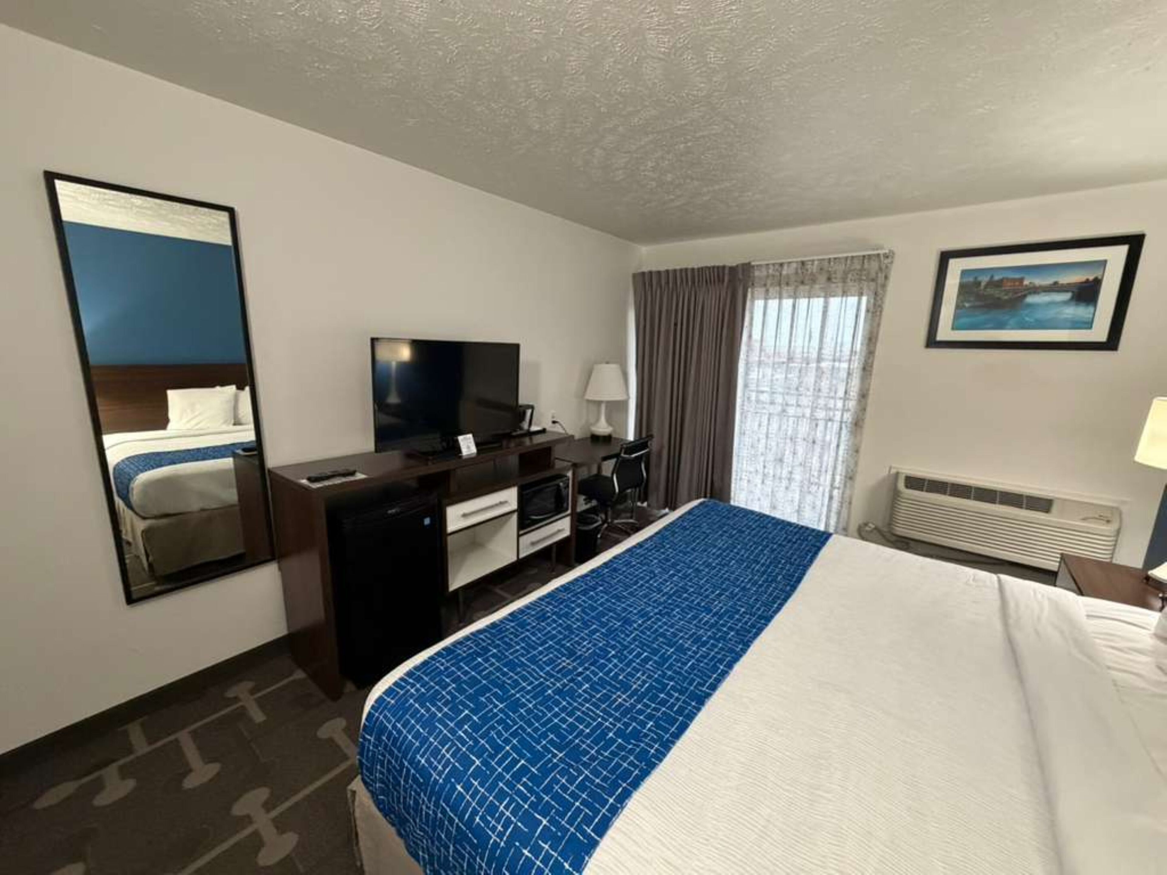 Desk, laptop workspace, iron/ironing board, free WiFi