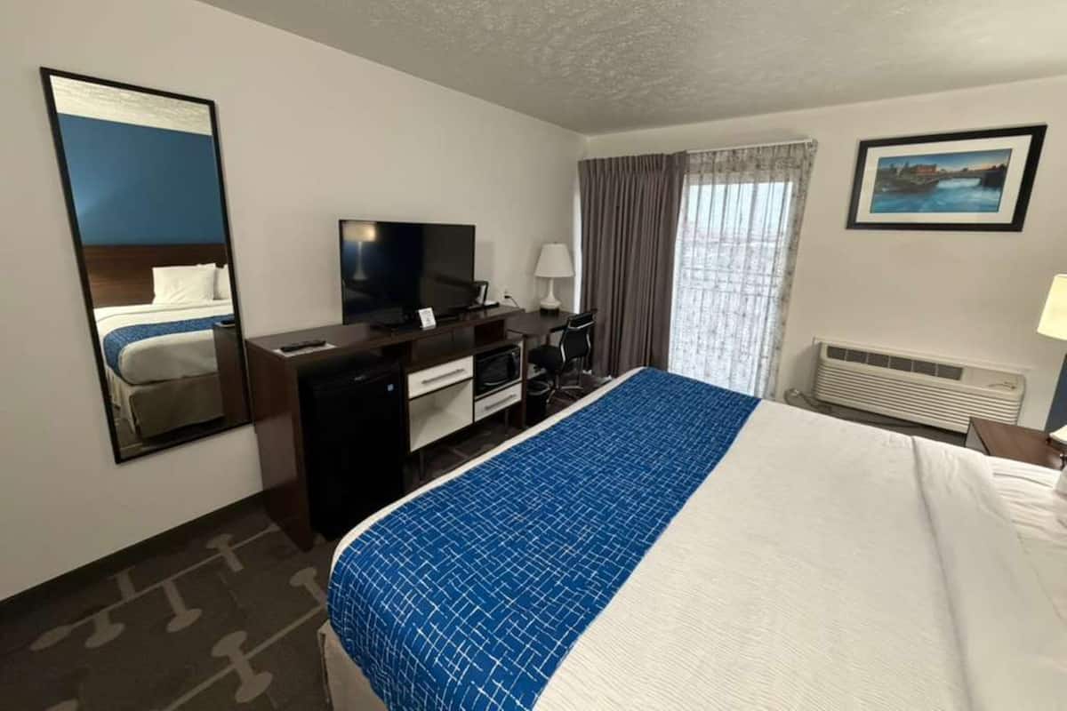 Desk, laptop workspace, iron/ironing board, free WiFi