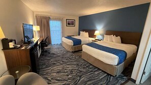 Habitación cuádruple, 2 camas de matrimonio, no fumadores, vistas a la ciudad | Escritorio y espacio para trabajar con un portátil