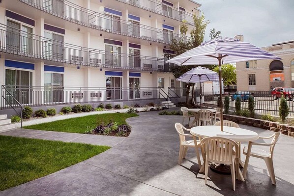 تناول الطعام بالخارج