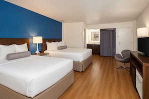 Chambre Quadruple, 2 grands lits, non-fumeurs, vue ville | Bureau, espace de travail pour ordinateur portable