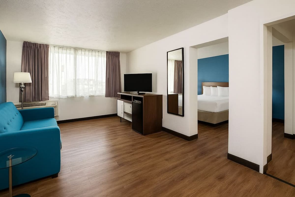 Habitación superior, 1 cama King size, para no fumadores, vista a la ciudad | Escritorio y espacio para trabajar con laptop
