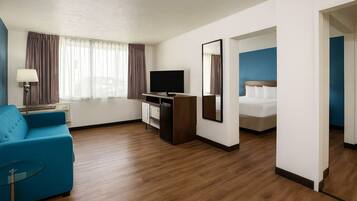 Escritorio y espacio para trabajar con laptop