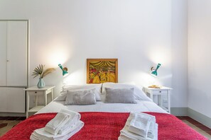 Iron/ironing board, WiFi, bed sheets - Beautiful apartment in Testaccio (Piramide Station) sleeps 4 (Stay 30 days min.) (Roma)