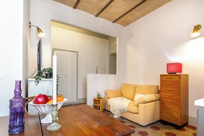TV - Beautiful apartment in Testaccio (Piramide Station) sleeps 4 (Stay 30 days min.) (Roma)