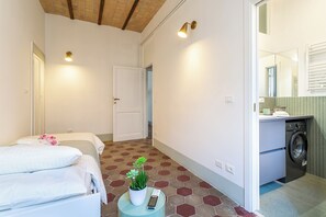 Iron/ironing board, WiFi, bed sheets - Beautiful apartment in Testaccio (Piramide Station) sleeps 4 (Stay 30 days min.) (Roma)