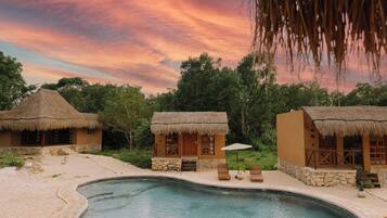 Junior kamer, balkon, uitzicht op zwembad | Gratis wifi