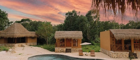 Habitación junior, balcón, vistas a la piscina | Wifi gratis