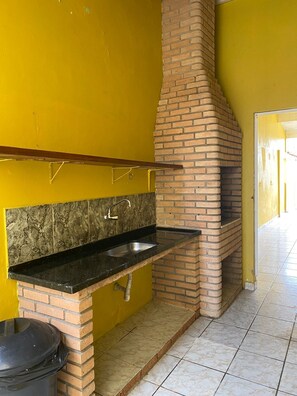 Property grounds - House 300 meters from the sea, 4 bedrooms, 3 bathrooms, barbecue area. (Mongaguá)