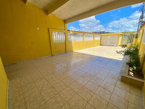 Terrace/patio - House 300 meters from the sea, 4 bedrooms, 3 bathrooms, barbecue area. (Mongaguá)