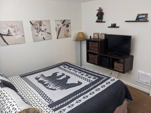 Schreibtisch, Bügeleisen/Bügelbrett, WLAN