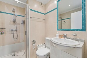 Shower, free toiletries, towels - Appartement Margot - Welkeys (Le Cannet)