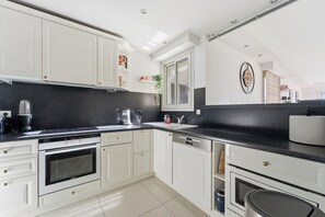 Fridge, microwave, oven, dishwasher - Appartement Margot - Welkeys (Le Cannet)