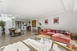 TV, books, stereo - Appartement Margot - Welkeys (Le Cannet)