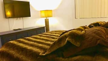 Skrivebord, strykejern/-brett og wi-fi