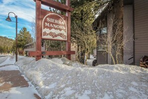 Property grounds - Majestic Mammoth Chalet | Epic Location! | Jacuzzi (Mammoth Lakes)