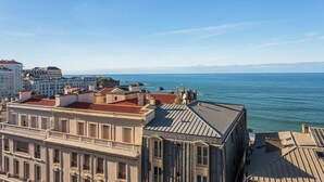 A coastal cityscape with historic buildings and a view of the sea. - Appartement Okéana - 3 étoiles - Welkeys (Biarritz)