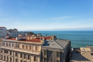 Eine Küstenlandschaft mit historischen Gebäuden und Blick auf das Meer.