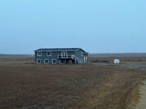 Lovely 5-bedroom house with AC in charming Williston near the airport- 5 miles