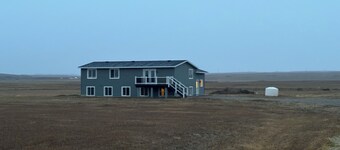 Lovely 5-bedroom house with AC in charming Williston near the airport- 5 miles