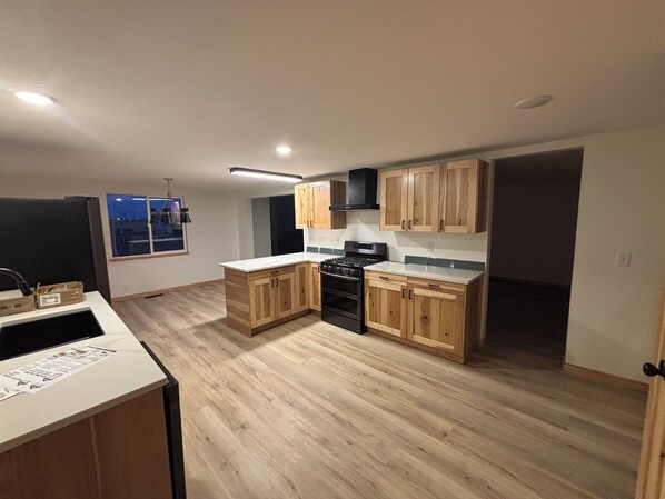 Private kitchen - Lovely 5-bedroom house with AC in charming Williston near the airport- 5 miles (Williston)