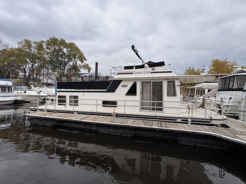 Pleasant 2-bedroom houseboat with heat and A/C in La Crosse