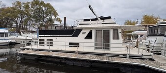 Pleasant 2-bedroom houseboat with heat and A/C in La Crosse