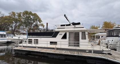 Pleasant 2-bedroom houseboat with heat and A/C in La Crosse