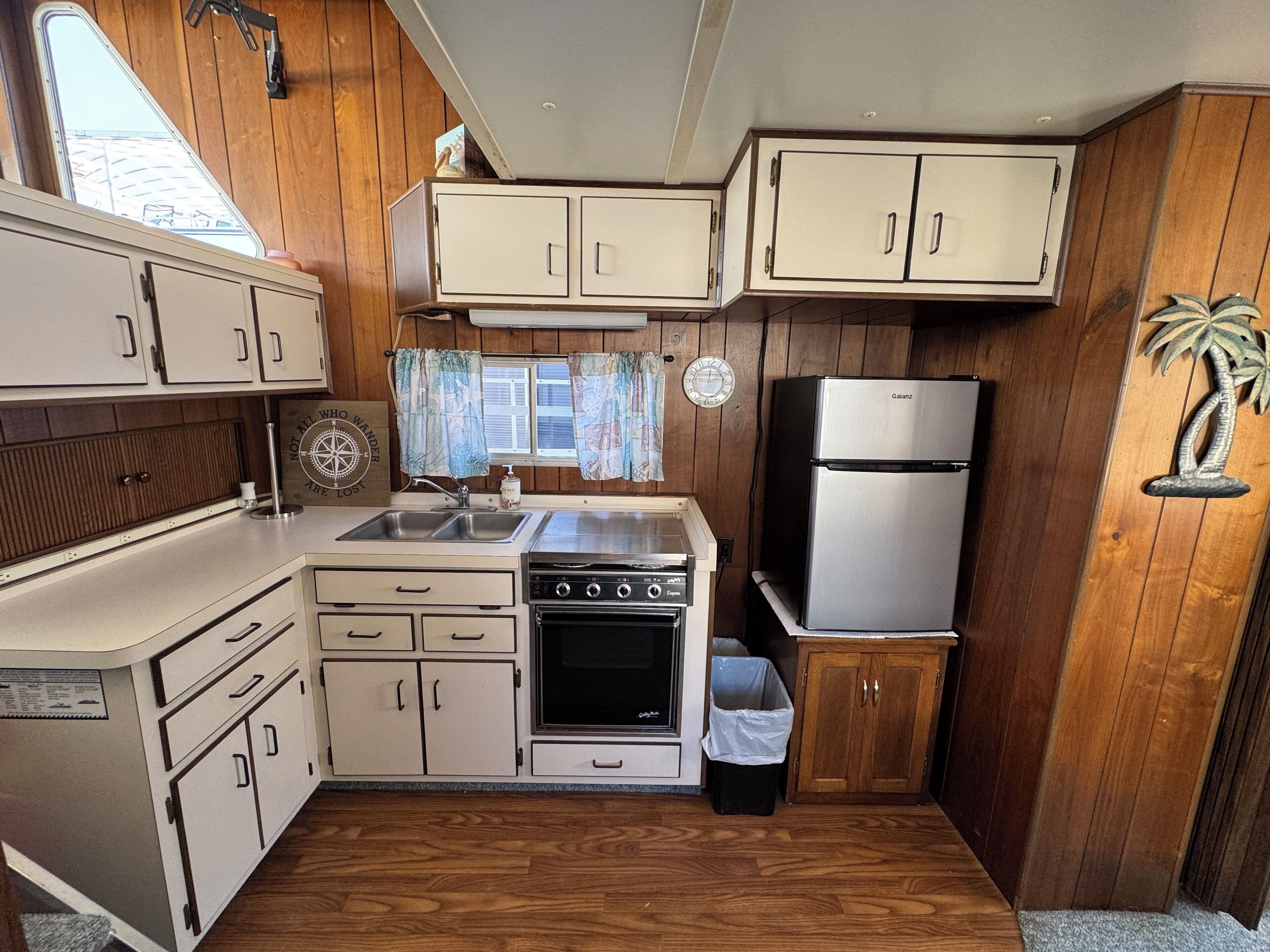 Four à micro-ondes, un four, surface de cuisson