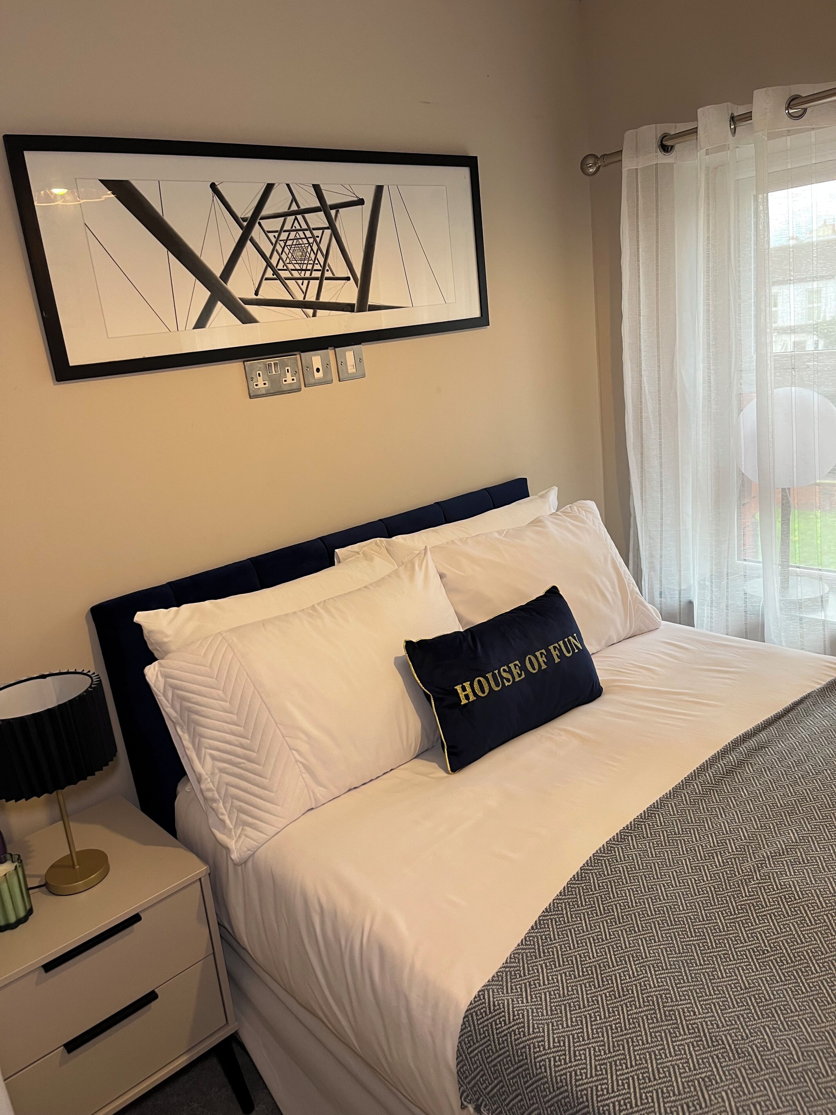 Iron/ironing board, WiFi, bed sheets