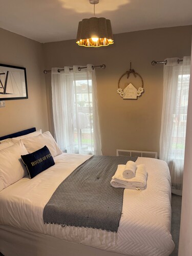 2BR Cosy Loft Apt •Wallasey•Near Liverpool City Centre• WiFi•Parking